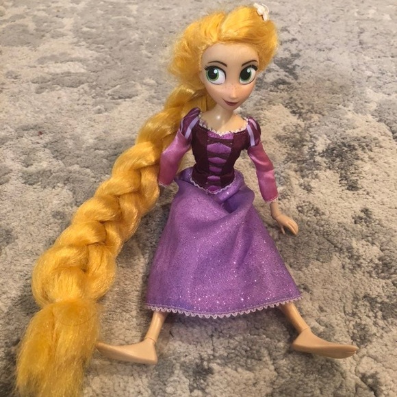 Rapunzel tangled 16 point articulation doll - Picture 8 of 10